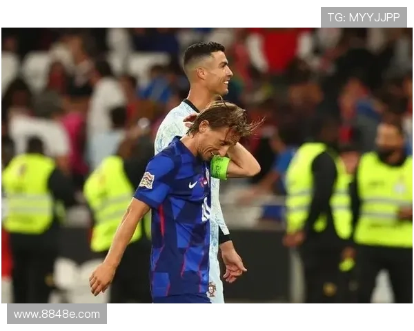 中老年足球明星同框合影展现岁月风采与足球激情的完美结合